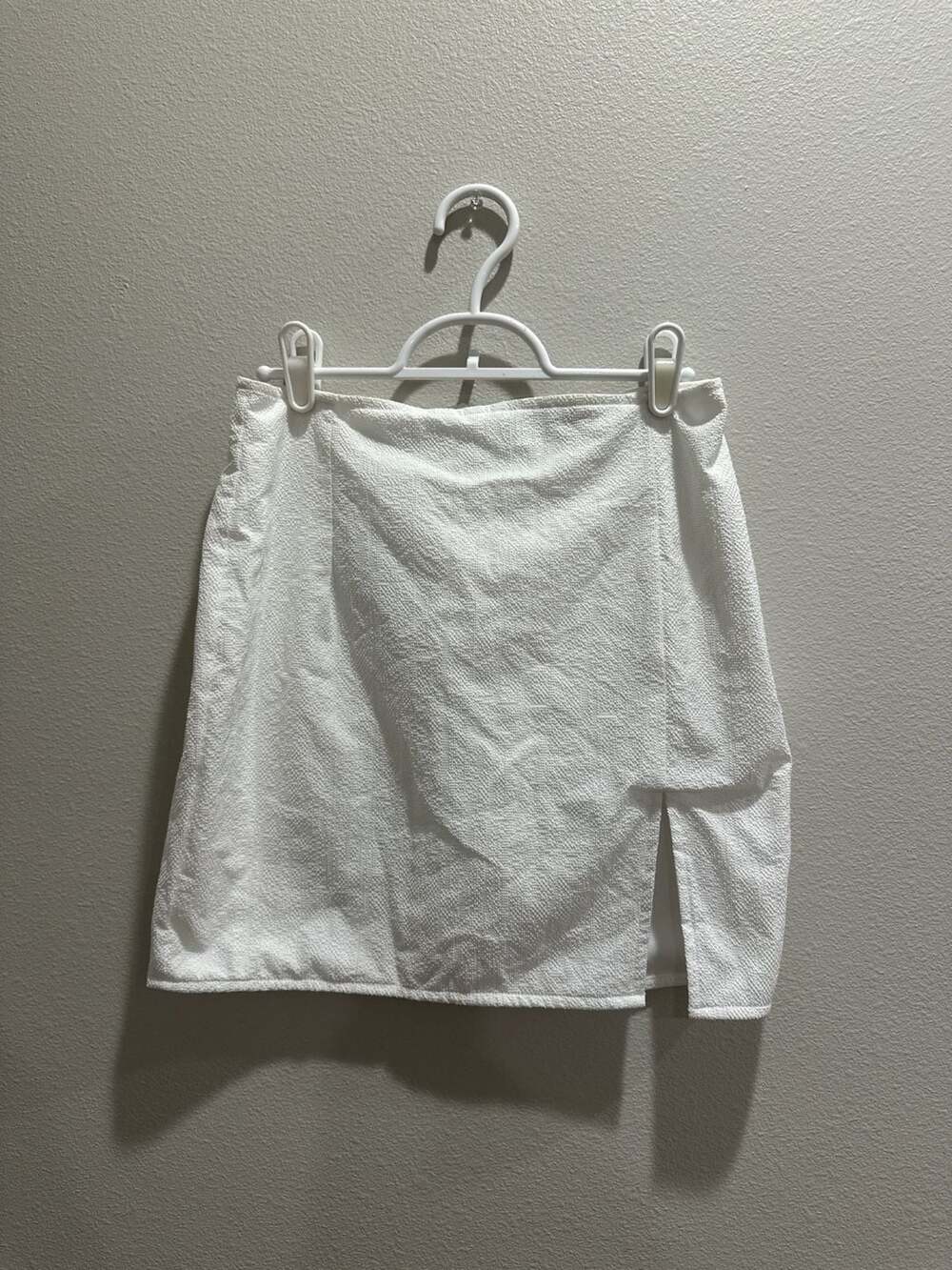 PrettyLittleThing White Textured Side Slit Mini Skirt Size 6